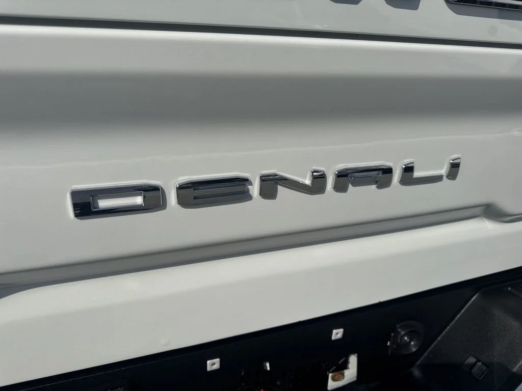 Used 2021 White GMC Denali image 35