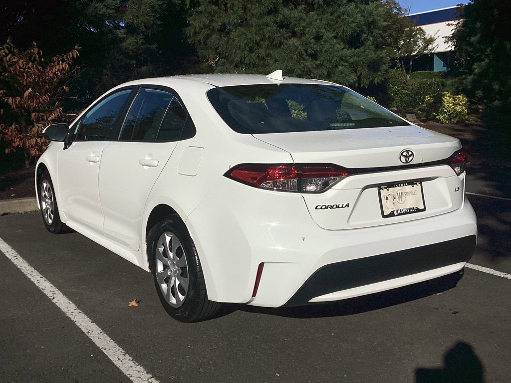 Used 2020 White Toyota LE image 9