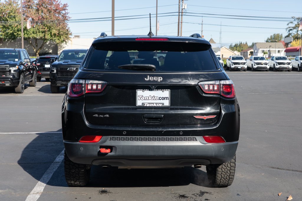 Used 2025 Diamond Black Crystal Pearlcoat Jeep Trailhawk image 4