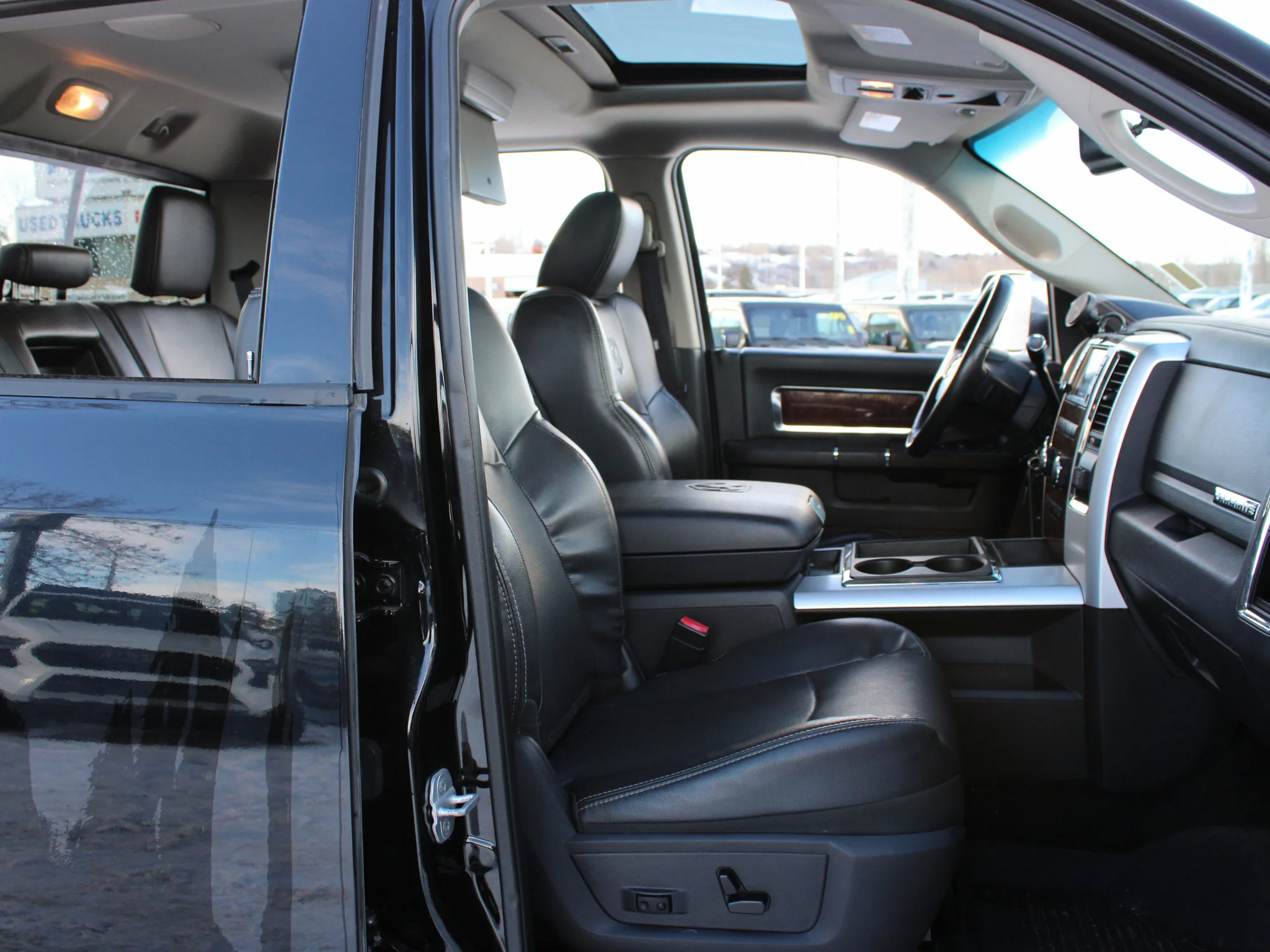 Used 2012 Black RAM Laramie * Cummins diesel, Airbag Suspension, Sunroof, Cooled/Heated Leather image 17