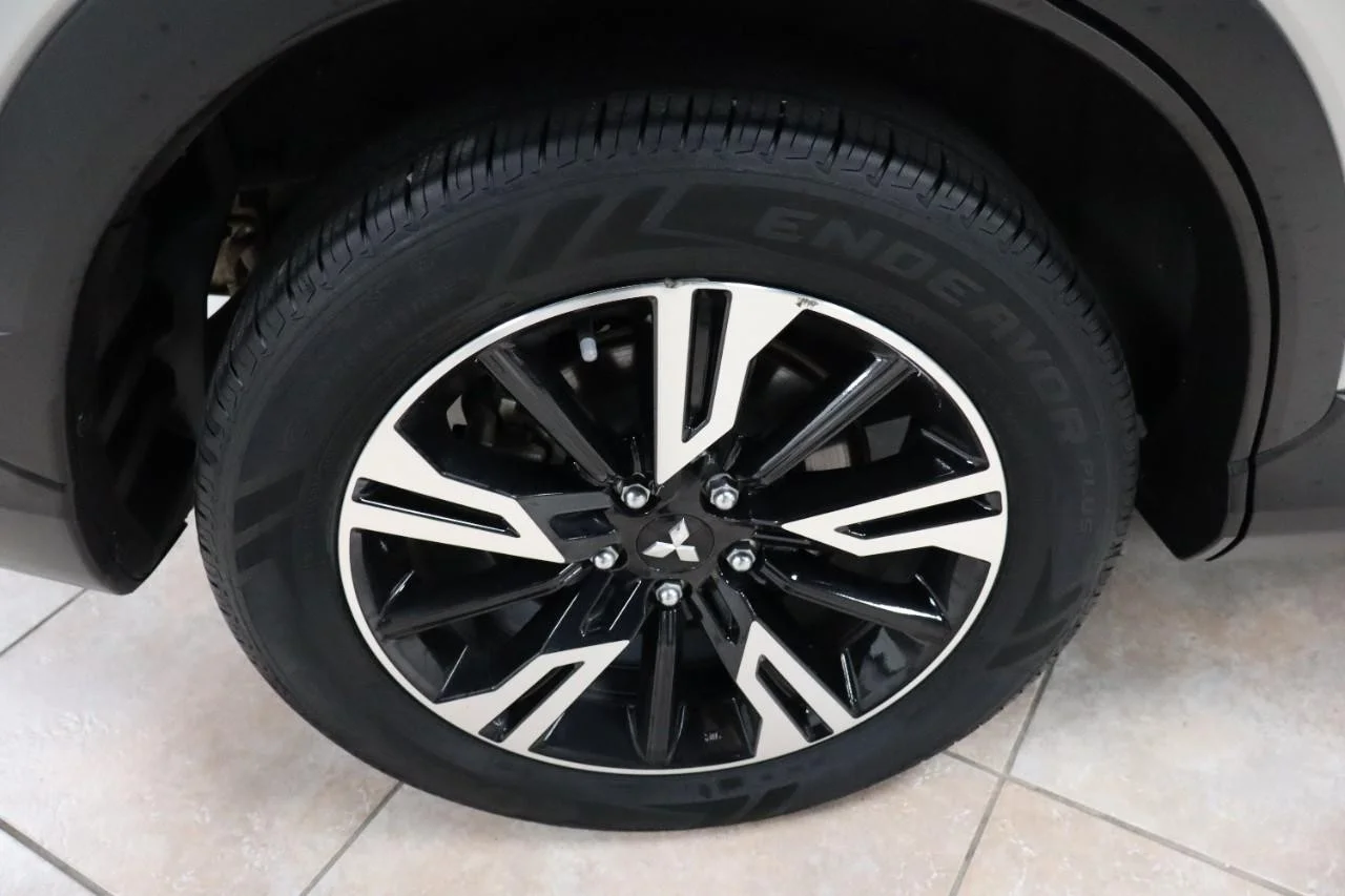 Used 2024 Alloy Silver Metallic Mitsubishi SE image 32