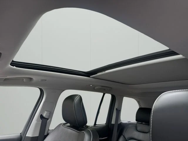 Used 2022 White Jeep 4xe image 12