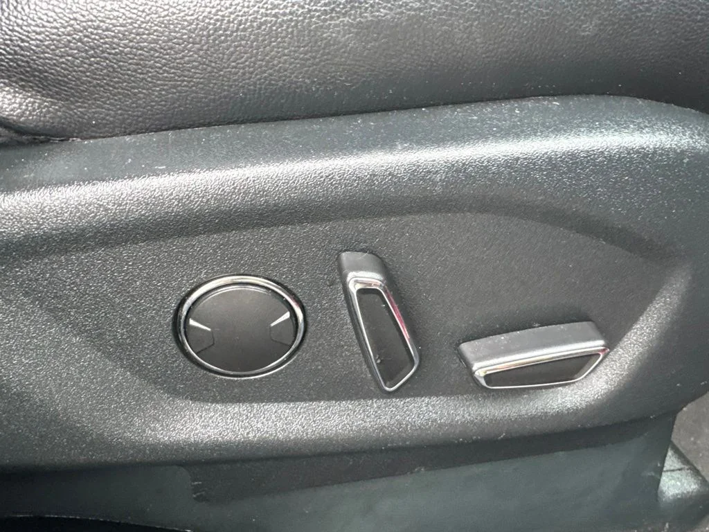 Used 2018 Red Ford XLT image 37