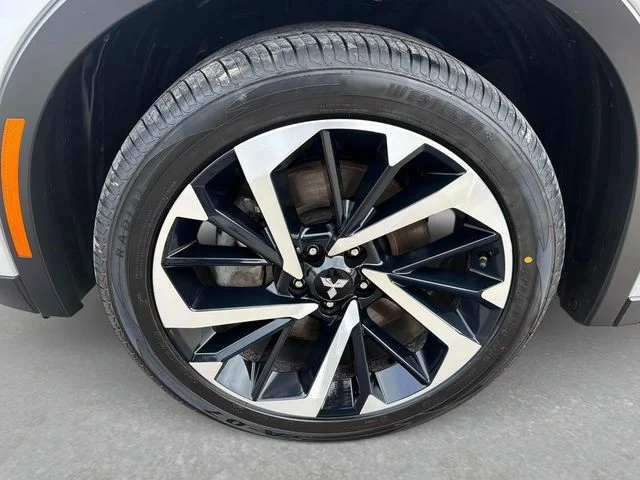 Used 2024 Silver Mitsubishi SE image 12