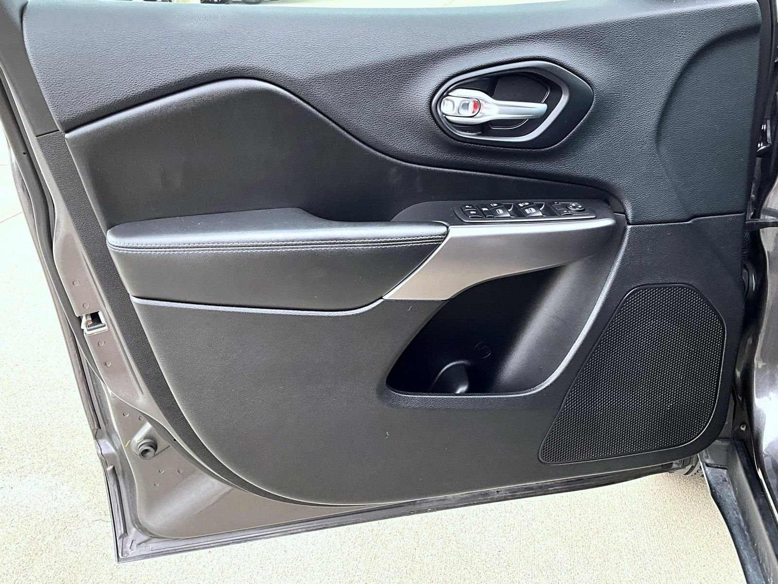 Used 2019 Gray Jeep Latitude Plus image 9