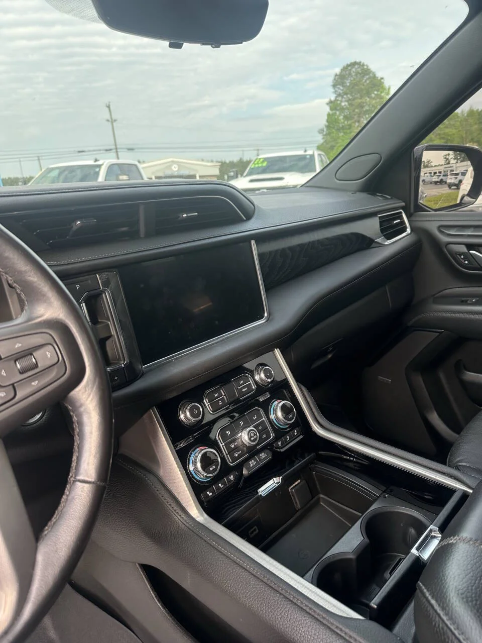Used 2022 Black GMC Denali 4x4 4dr SUV image 4
