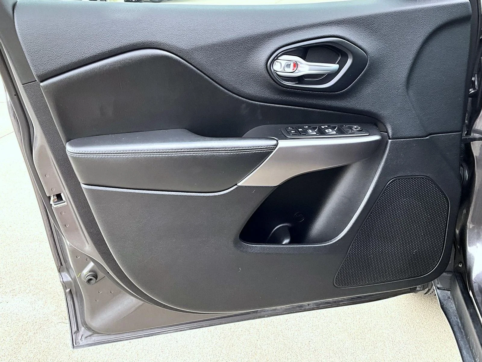 Used 2019 Gray Jeep Latitude Plus image 9