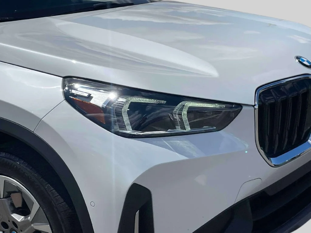 Used 2023 White BMW xDrive28i image 10
