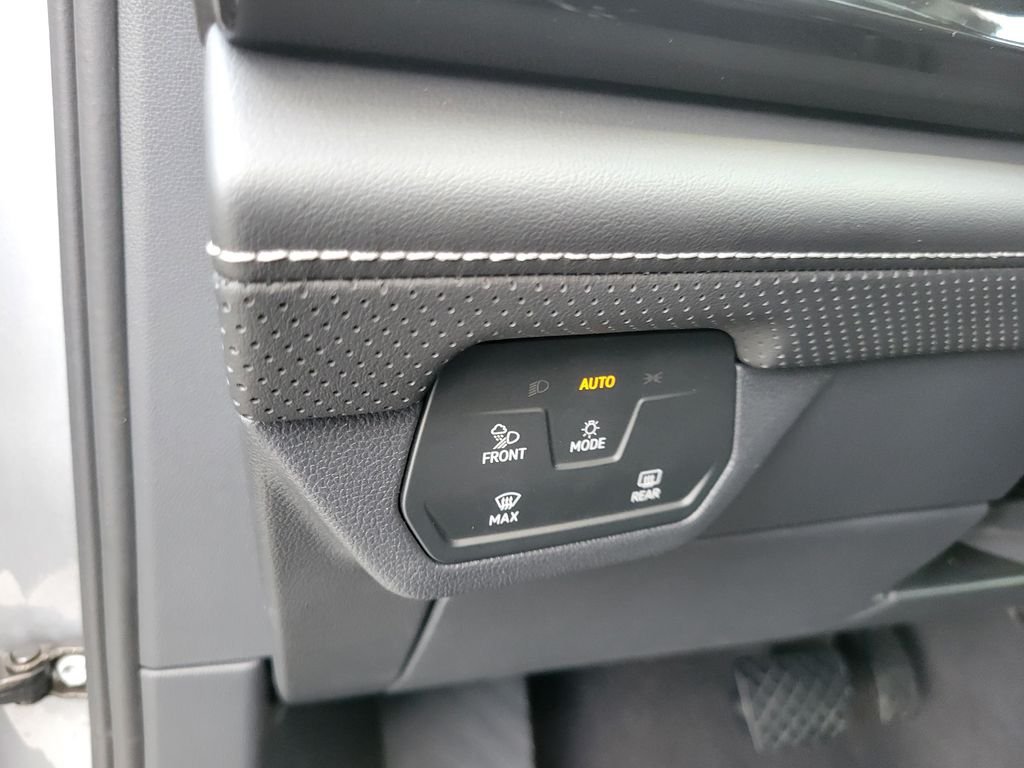 Certified Used 2026  Volkswagen SE w/Technology image 18