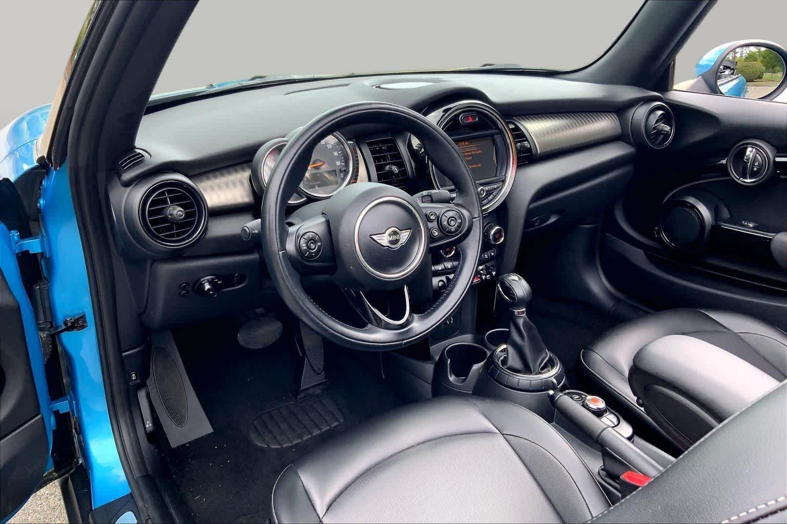 Used 2016 Electric Blue Metallic MINI  image 17