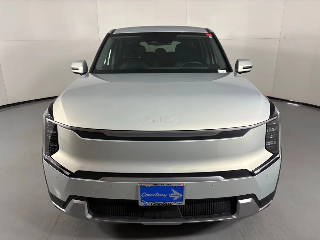 Used 2024 Ivory Kia Light image 3