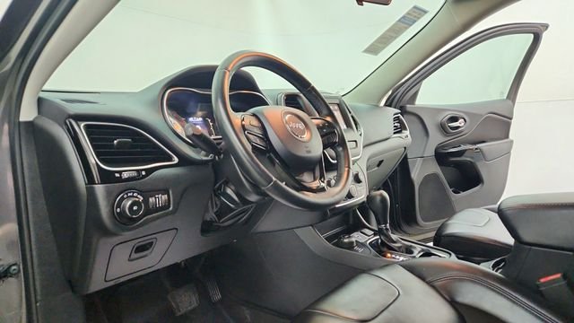 Used 2019 Gray Jeep Latitude Plus image 17