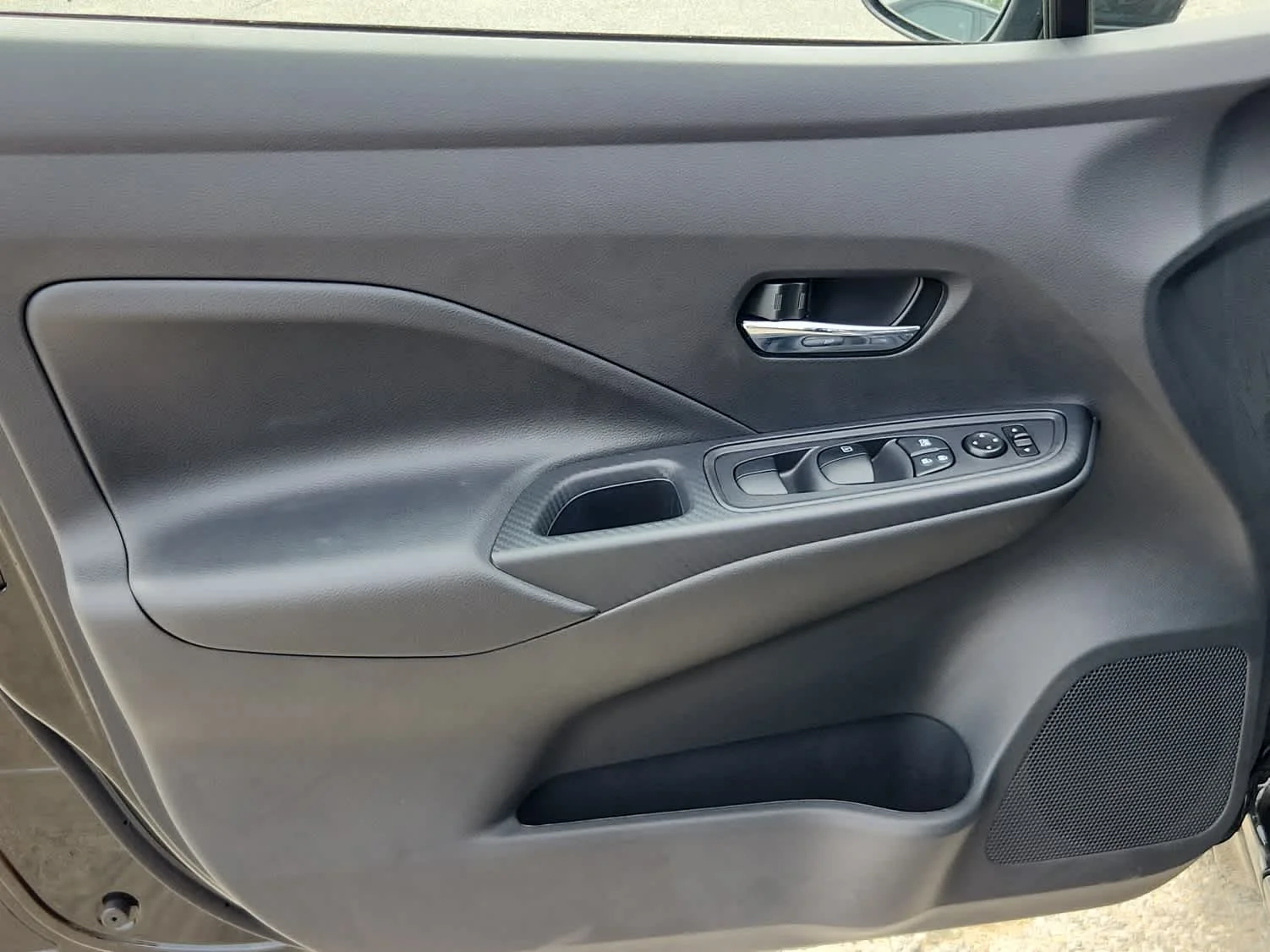 Used 2025 Super Black Nissan SV image 8