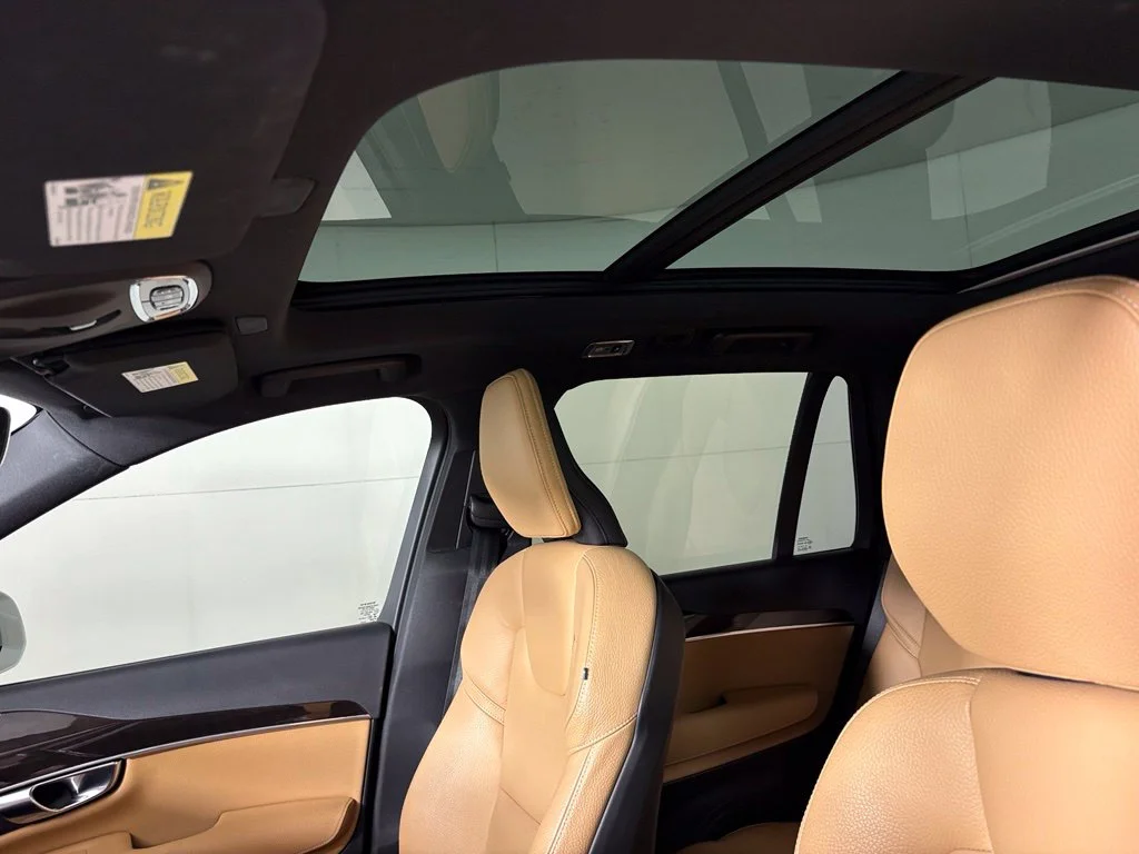 Used 2019 White Volvo T6 Momentum image 33