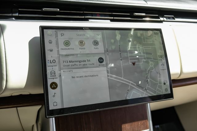 Used 2025 White Land Rover SE image 23