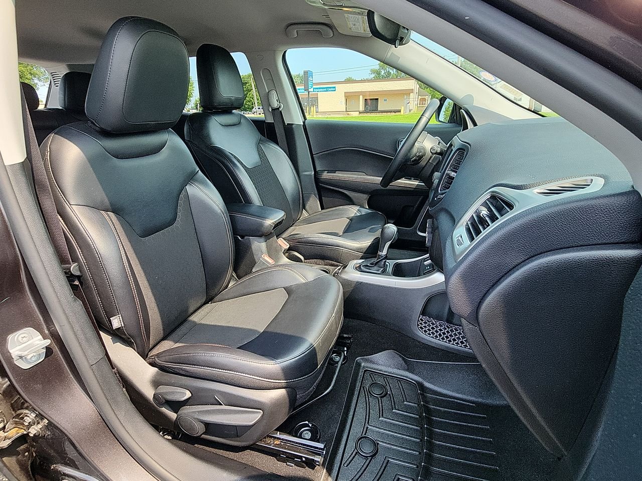 Used 2017 Gray Jeep Latitude image 23