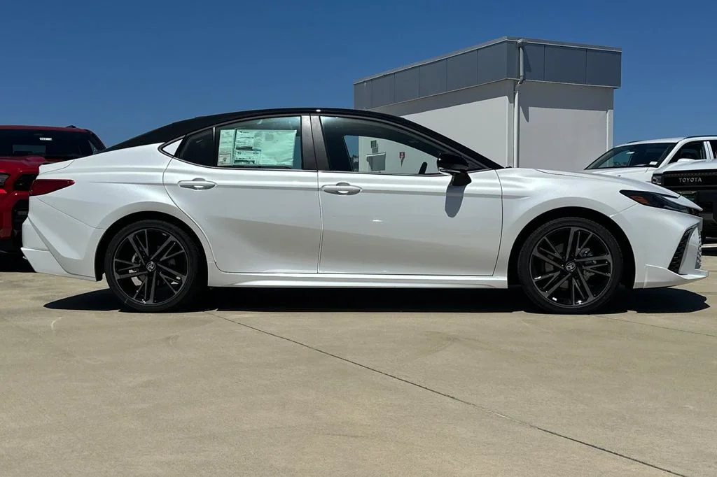 New 2026 Wind Chill Pearl with Midnight Black Metallic roof <sup>1</sup> Toyota  XSE image 3