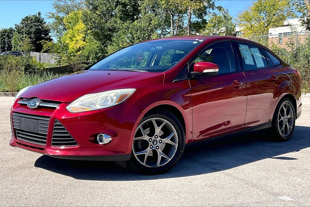 Used 2013 Red Ford SE image 2