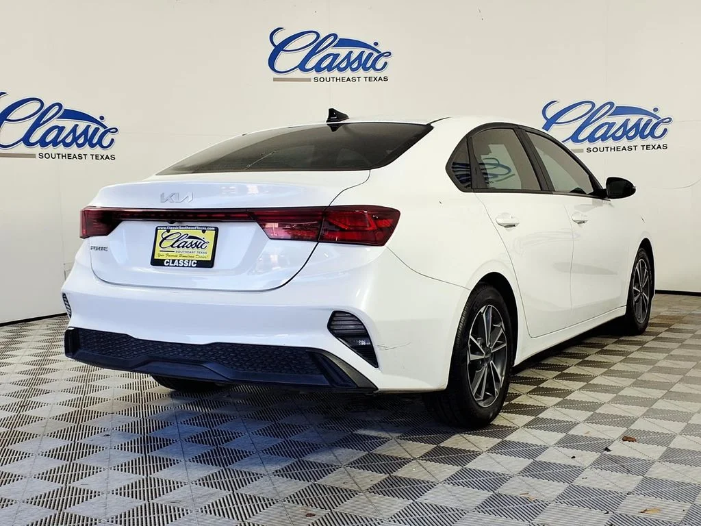 Used 2022 White Kia LXS image 6