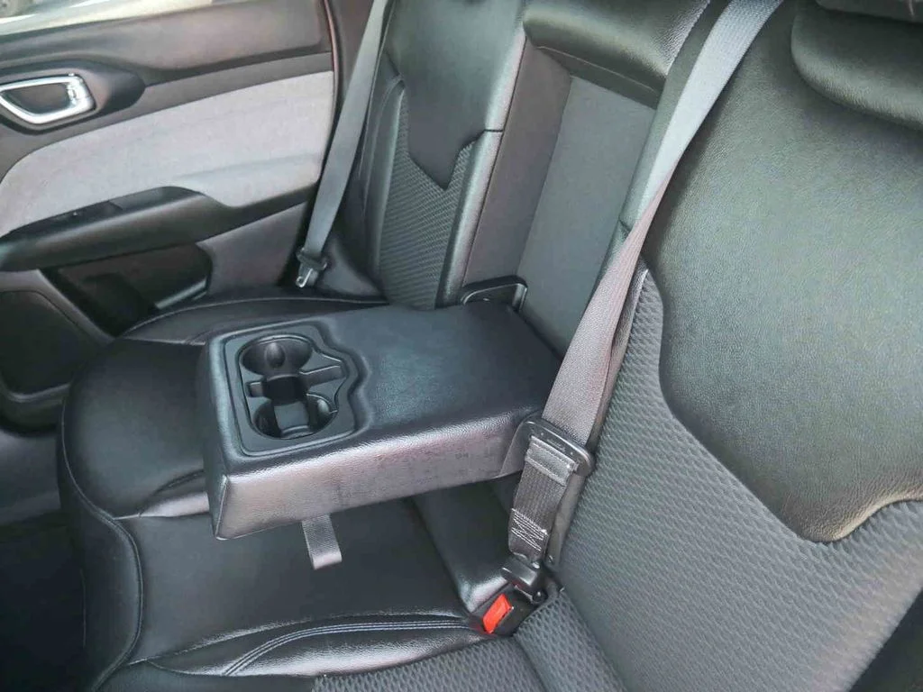 Used 2024 Silver Jeep Latitude image 15