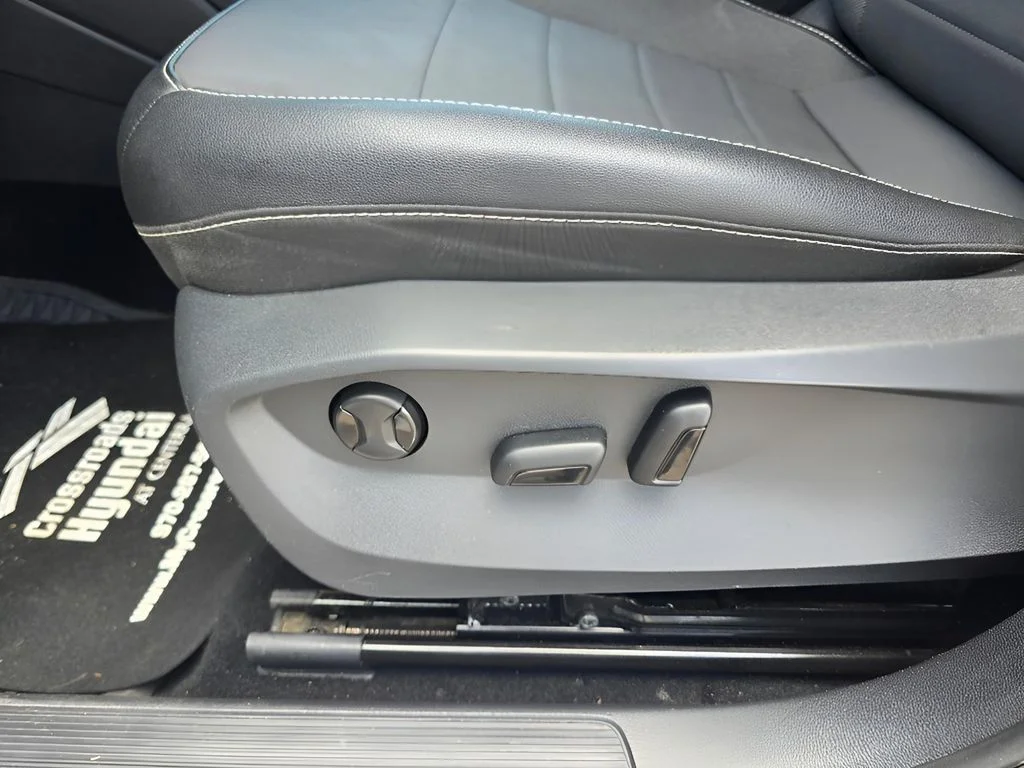 Used 2022 Pyrite Silver Metallic Volkswagen SE image 23