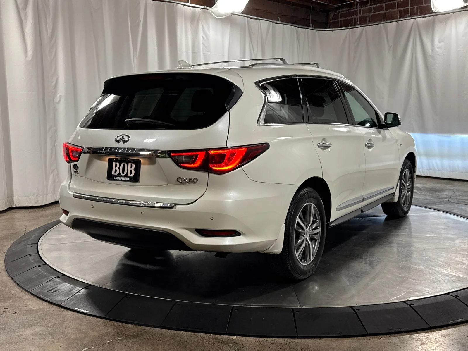 Used 2019 White INFINITI LUXE image 8