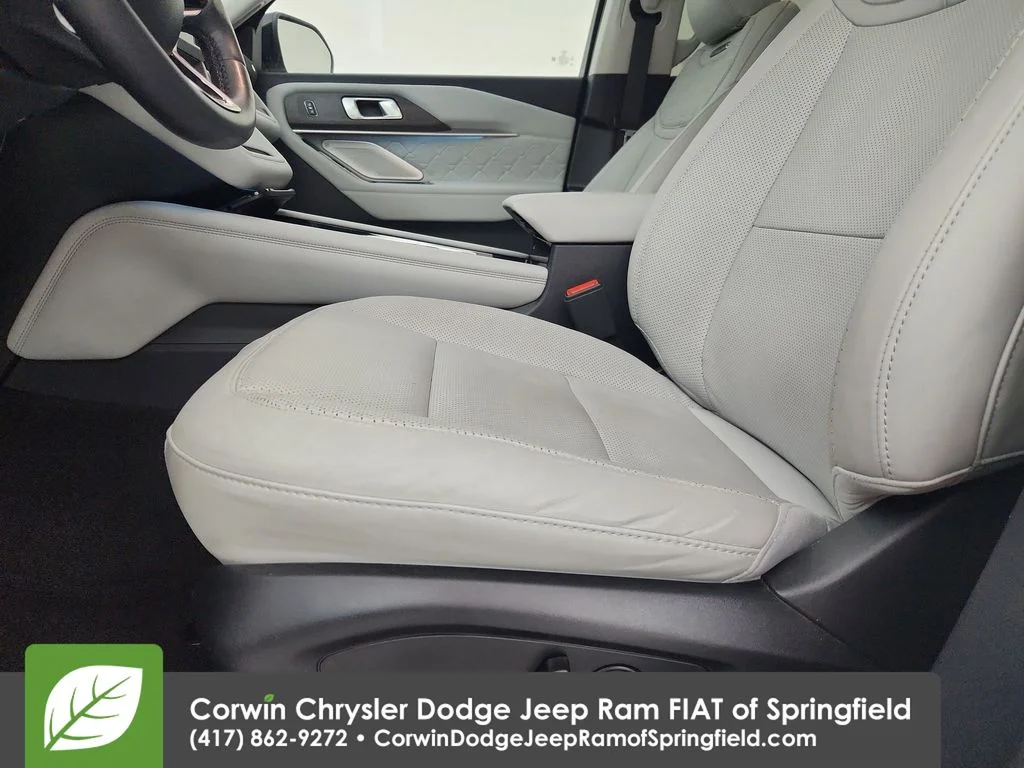 Used 2025 White Ford Platinum image 20