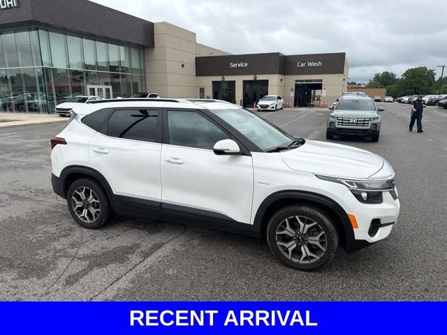 Used 2021 White Kia EX image 25