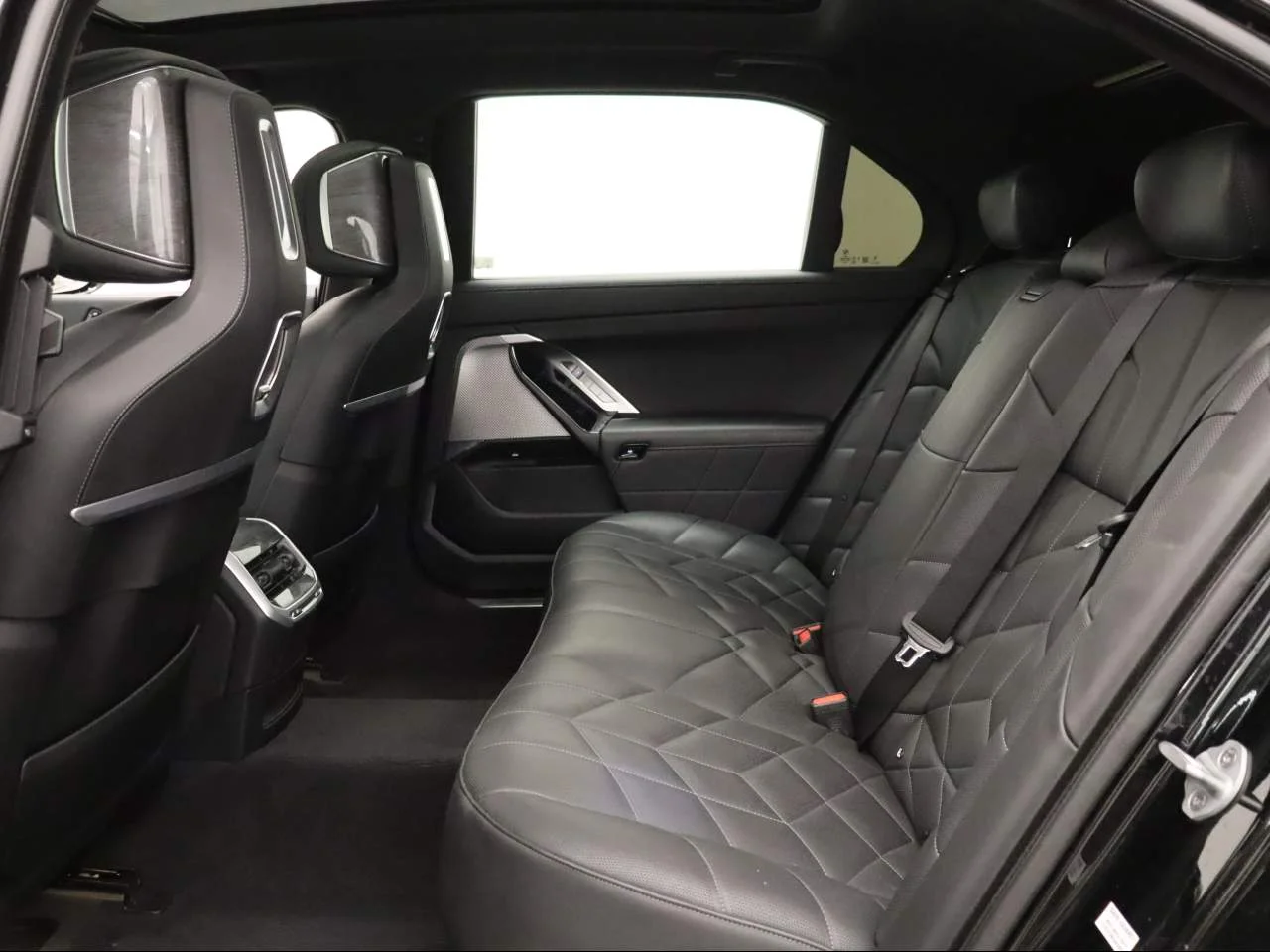 Used 2025 Black Sapphire Metallic BMW 740i image 19