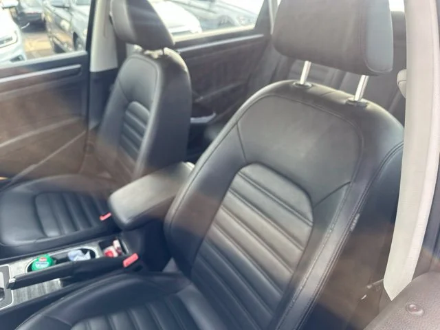 Used 2018 Black Volkswagen 2.0T SEL Premium image 11