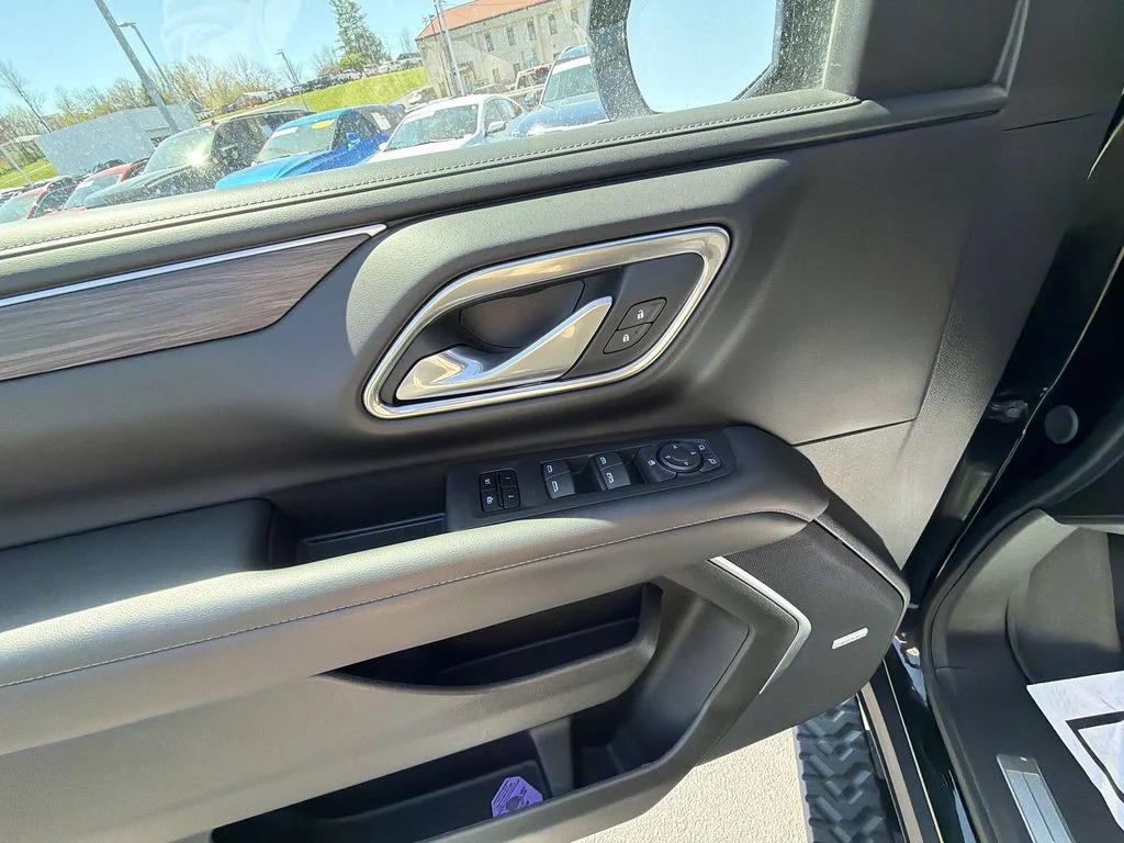 Used 2024 Black Chevrolet Z71 image 19