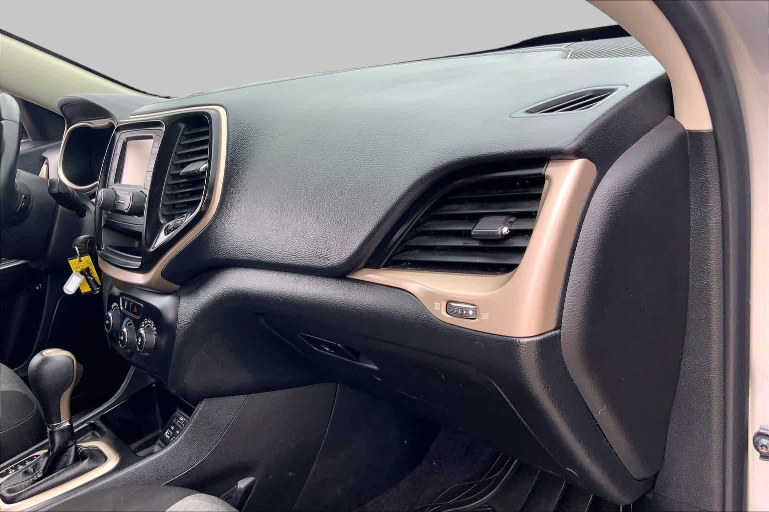 Used 2016 Billet Silver Metallic Clearcoat Jeep Altitude image 19