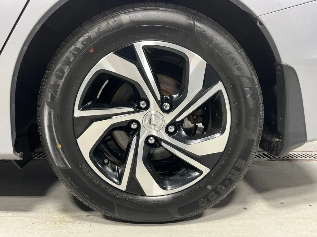 Certified Used 2016 Lunar Silver Metallic Honda LX image 32