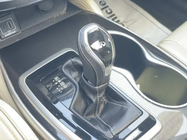 Used 2019 White INFINITI LUXE image 32