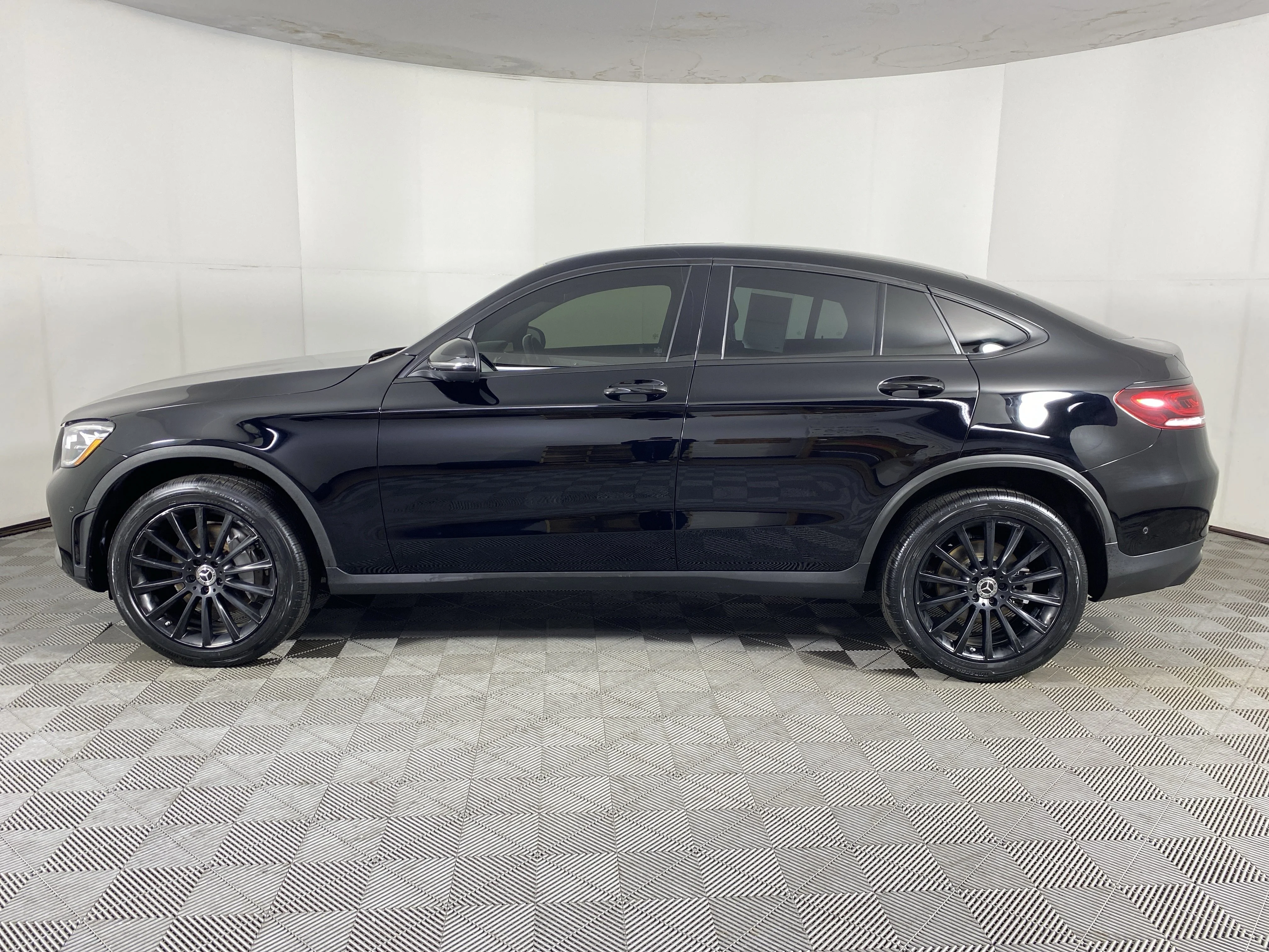 Used 2021 Obsidian Black Metallic Mercedes-Benz GLC 300 image 10