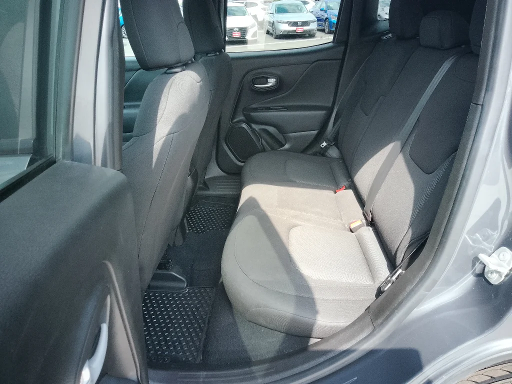 Used 2023 GRAPHITE GRAY Jeep Latitude image 10