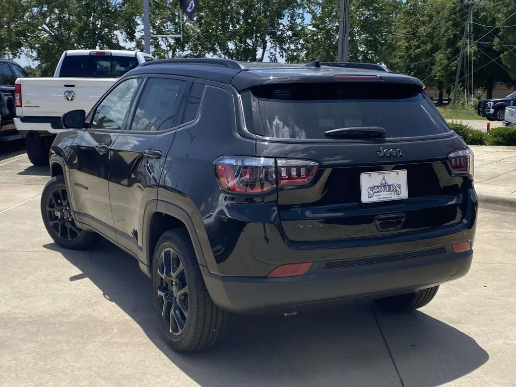 New 2026 Diamond Black Crystal Pearlcoat Jeep Latitude Altitude image 35