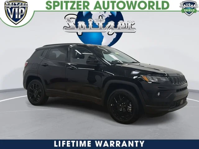 New 2026 Diamond Black Crystal Pearl-Coat Exterior Paint Jeep Latitude image 3