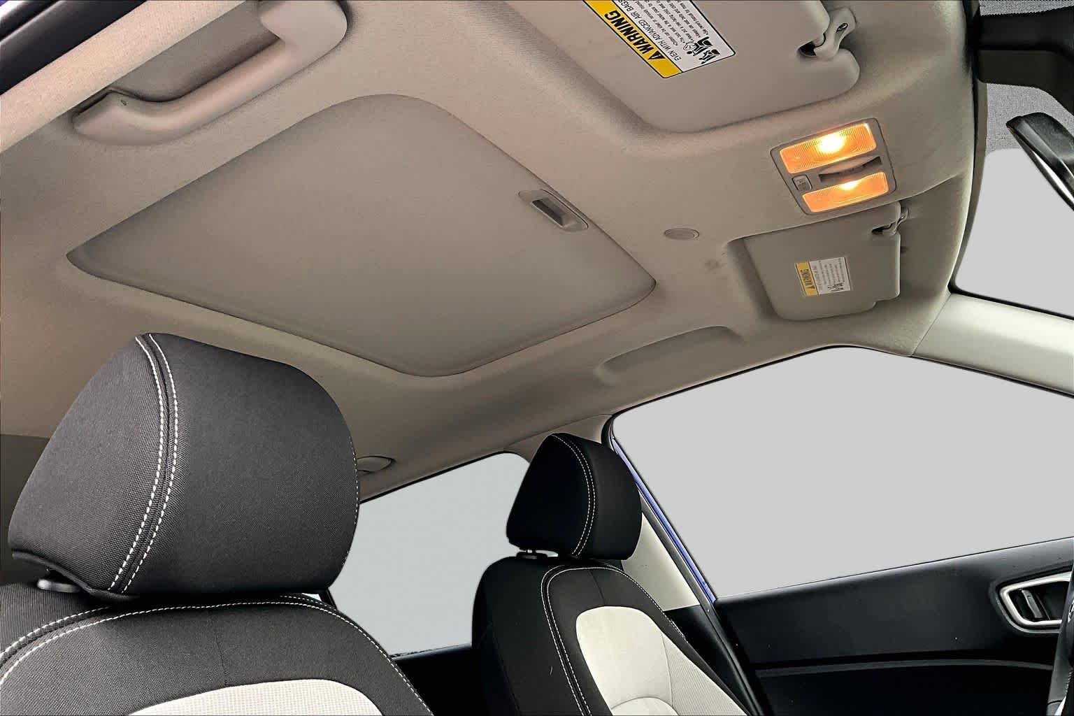 2025 Hyundai Venue SEL - Photo 14