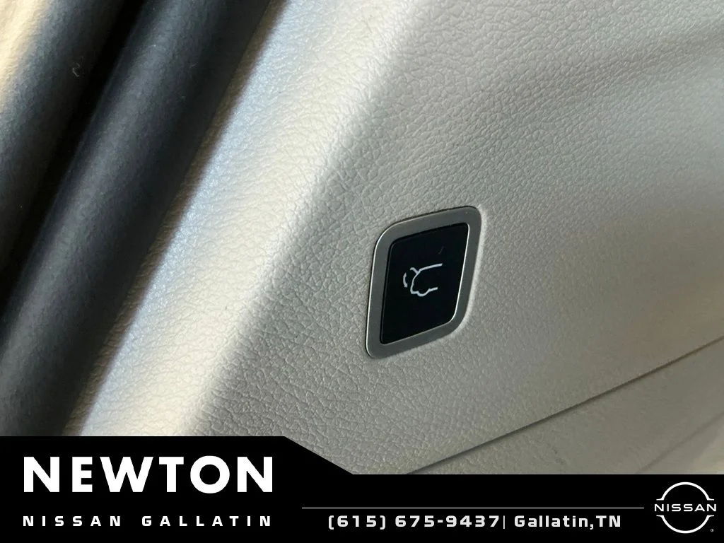 Used 2023 Bright White Clearcoat Chrysler Touring L image 17
