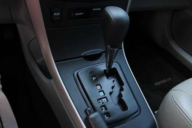 Used 2009 Silver Toyota LE image 11