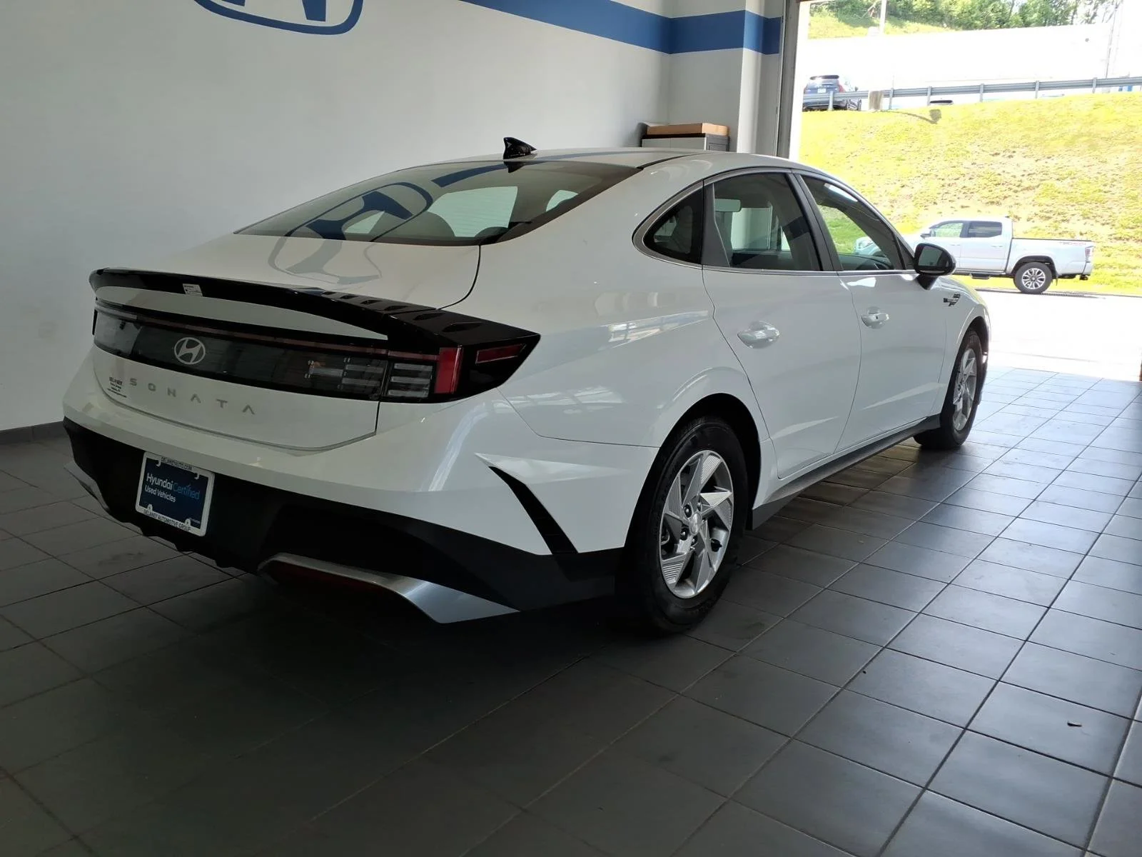 Used 2025 Serenity White Hyundai SE image 5
