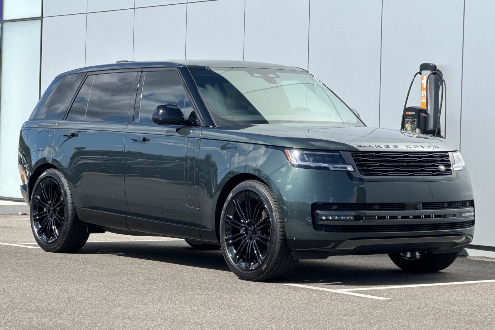 New 2026 Belgravia Green Land Rover SE image 7