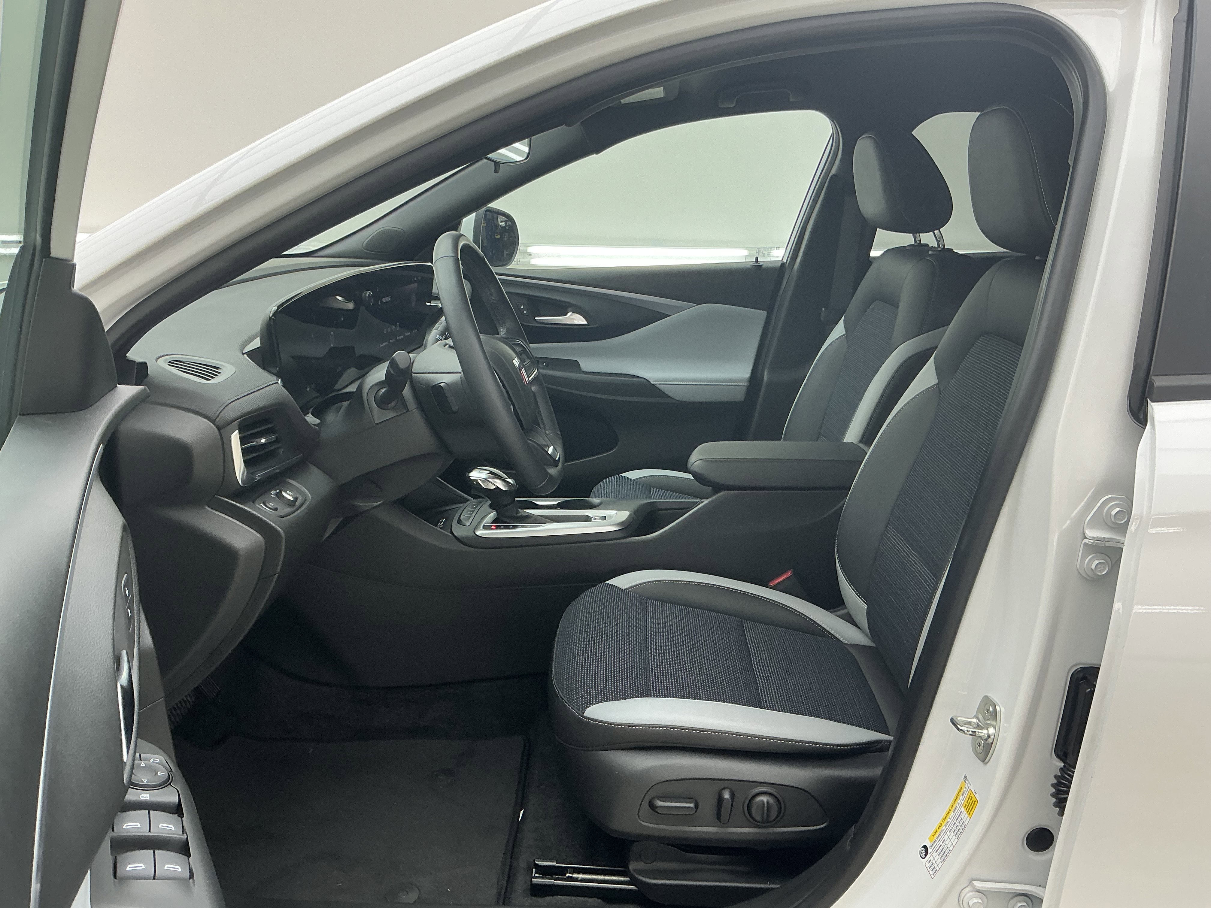 Used 2024 White Frost Tricoat Buick Preferred image 17