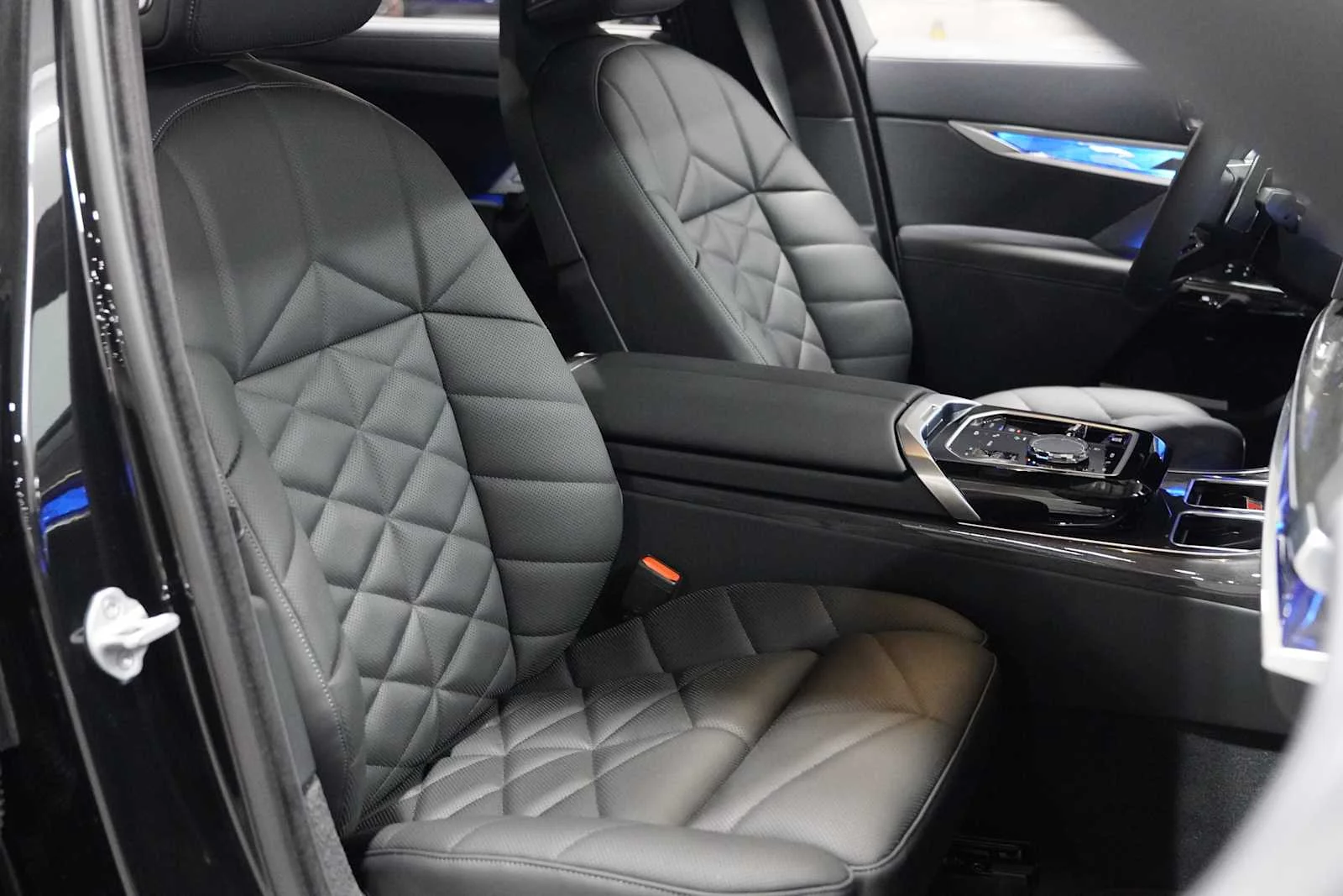 New 2026 Black Sapphire Metallic BMW 740i image 9