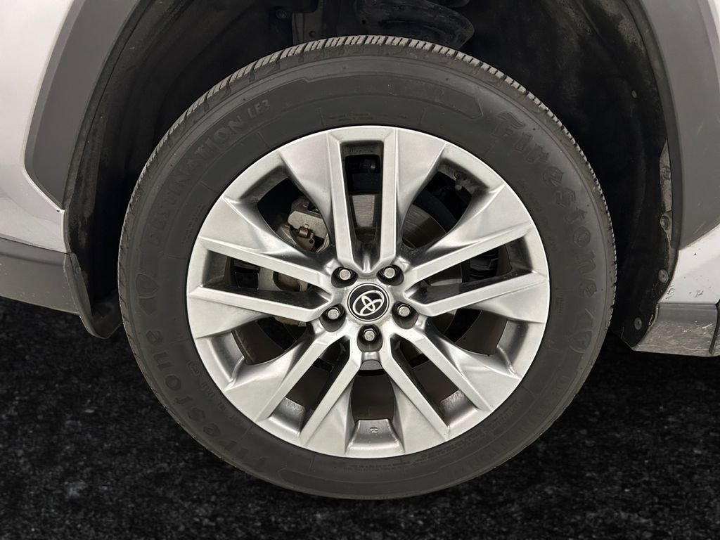 Used 2022 Silver Toyota XLE Premium image 27