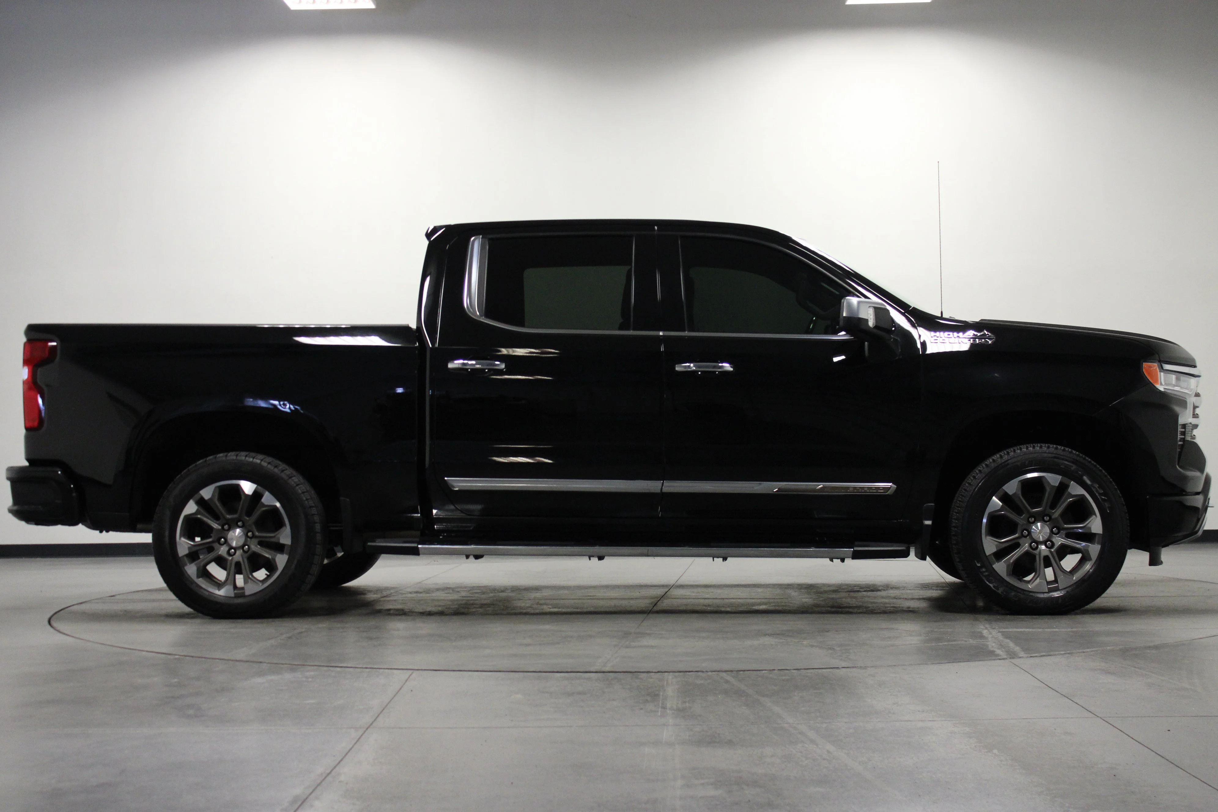 Used 2022 Black Chevrolet High Country image 3