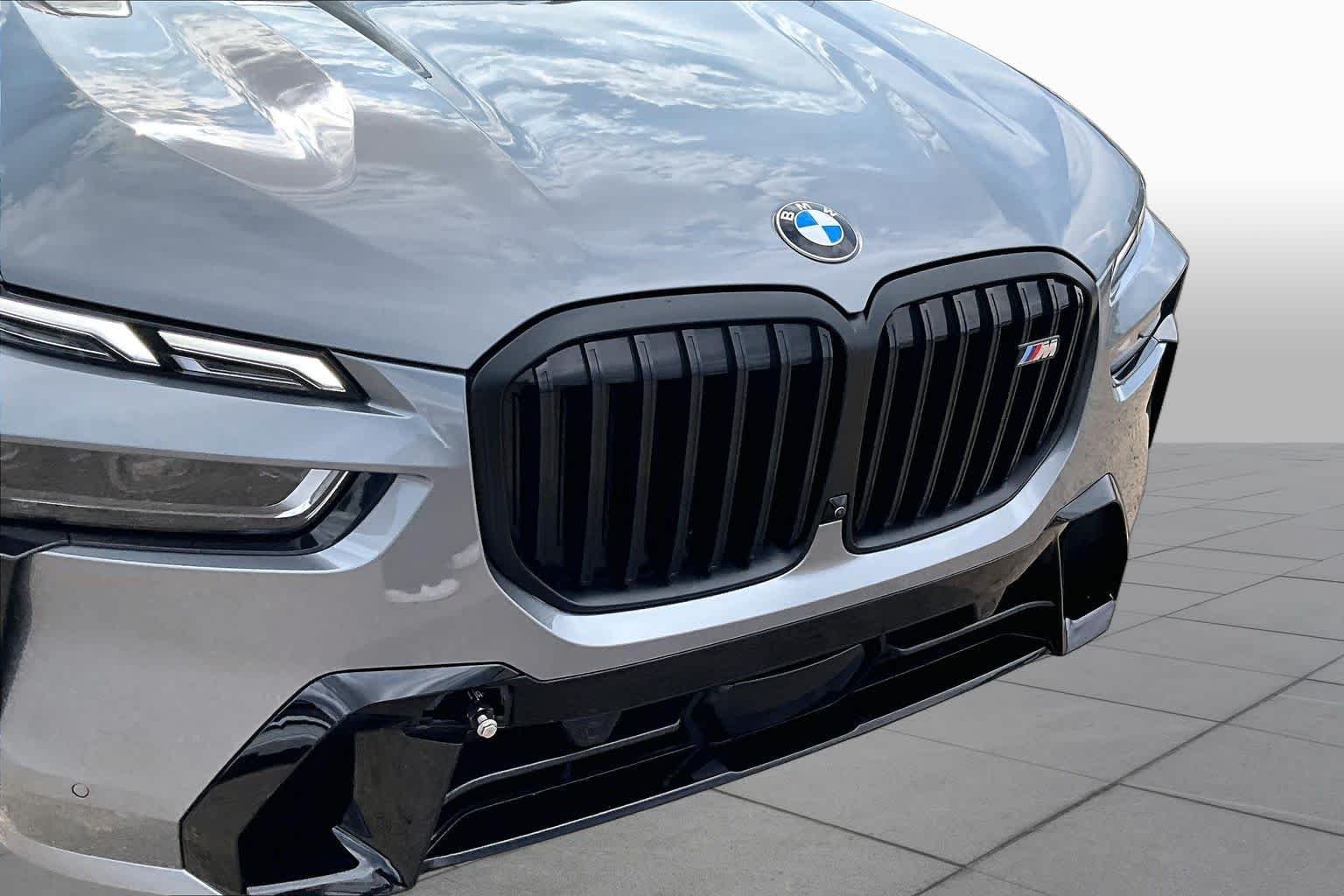 Used 2026 Skyscraper Grey Metallic BMW M60i image 27