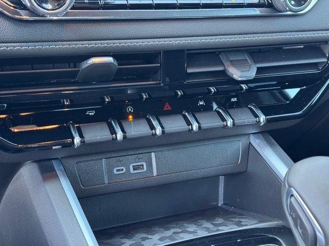 2025 Chevrolet Colorado LT - Photo 18