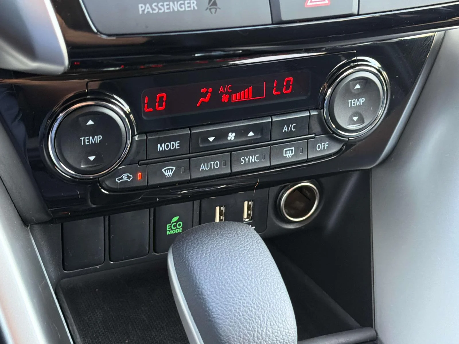 Used 2025 White Diamond Mitsubishi SE image 28